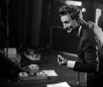 How Does a Mentalist Incorporate Sleight of Hand in Performances?